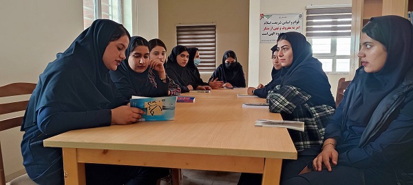 نشست کتابخوان کتابخانه ای با حضور دانش آموزان مدرسه دبیرستان عفاف در کتابخانه شهدای دشت عباس